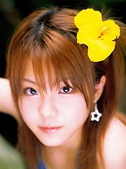 Heavenly gravure idol babe melts the heart in her yellow bikini